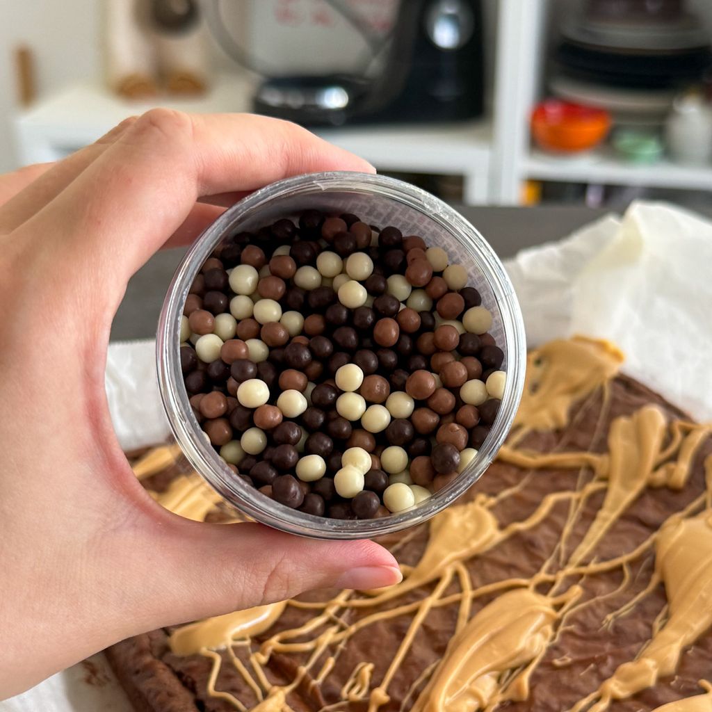 Upeč si fudgy brownie s popraskanou krustou a arašídovou polevou
