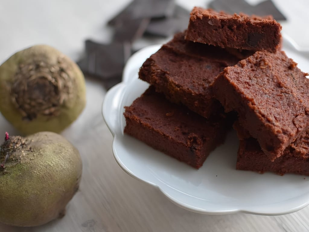 Bezlepkové brownies z červené řepy a vlašských ořechů