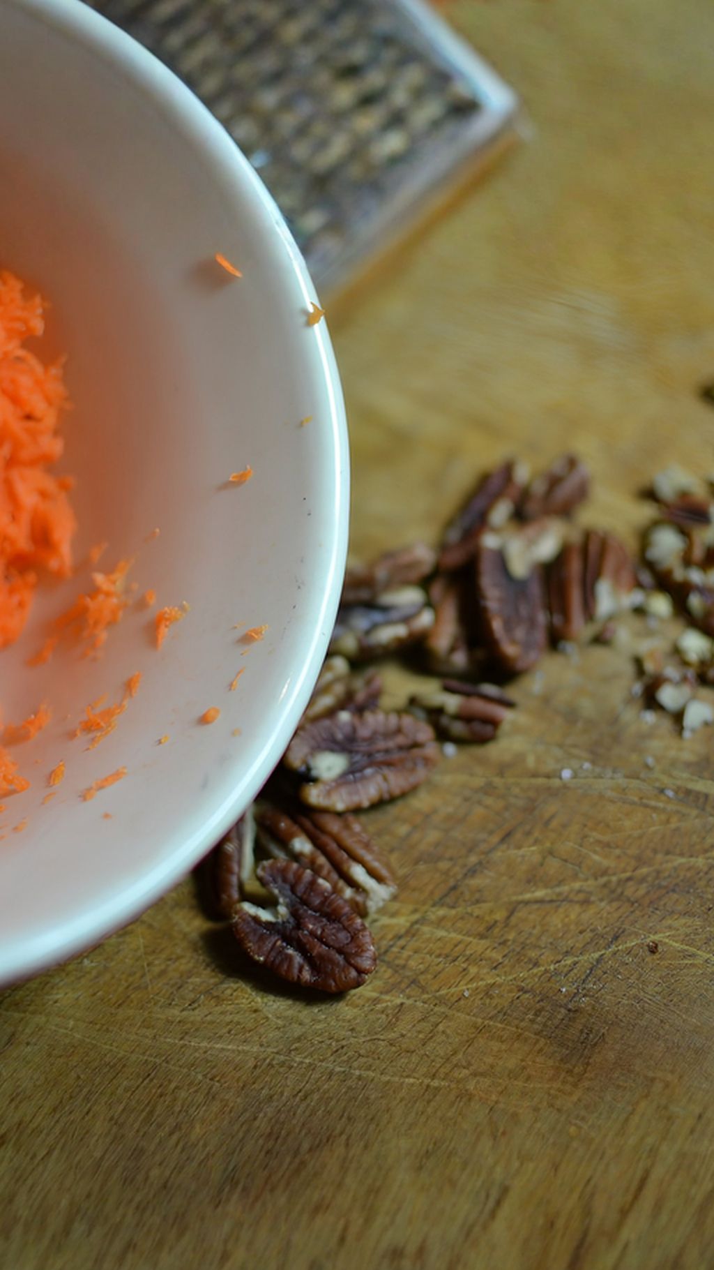 Prepare the carrots and nuts
