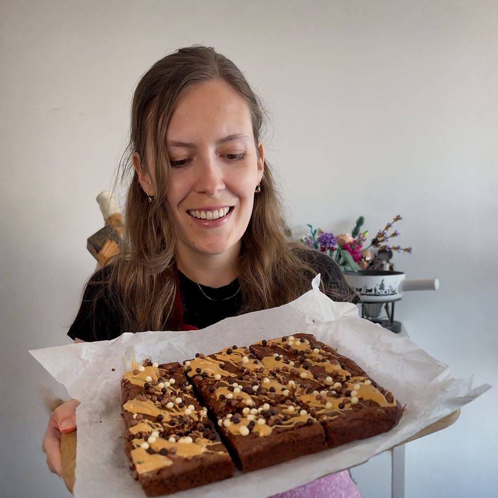 Upeč si fudgy brownie s popraskanou krustou a arašídovou polevou