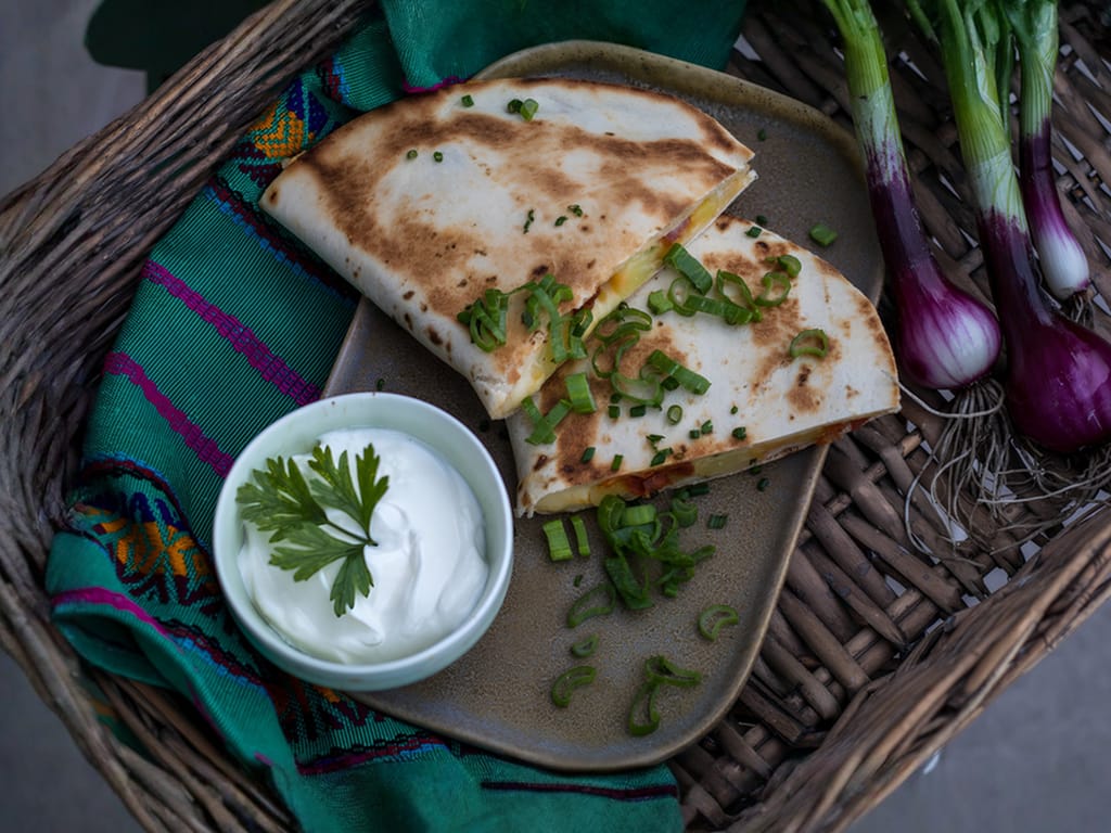 Mexická quesadilla s chorizem a bramborami