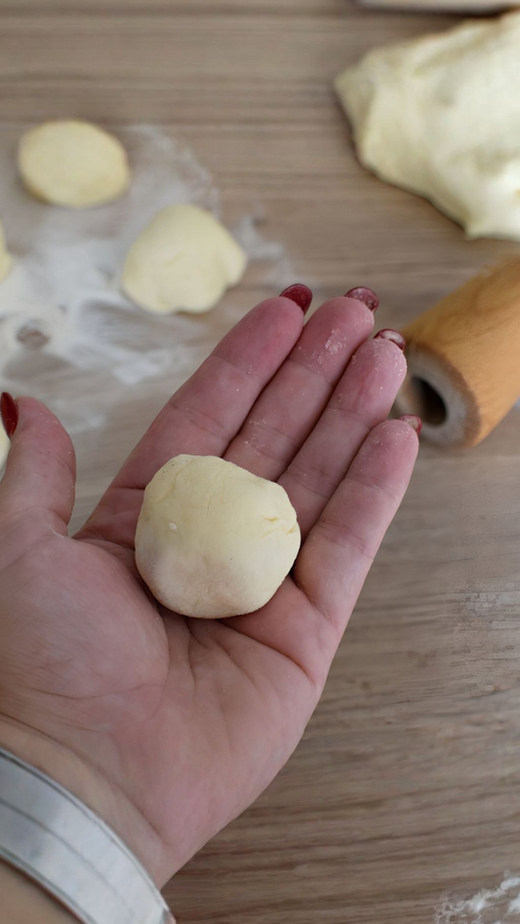 Rozválejte placku a zabalte jahodu