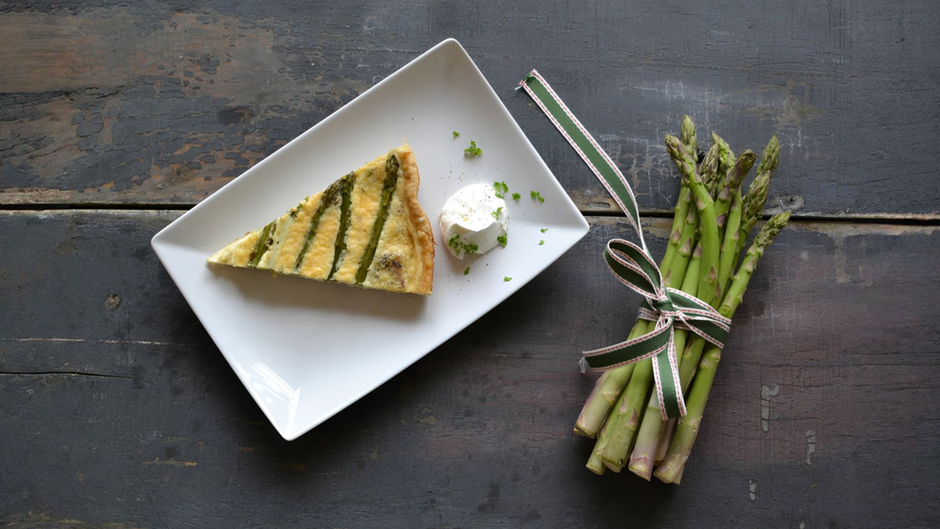Slaný quiche se špargelem a slaninou