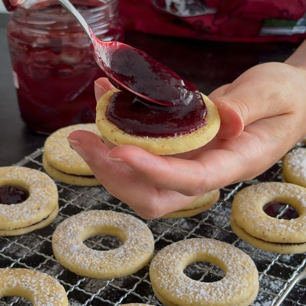 Linzer Cookies E-book: The Big Guide to the Dough
