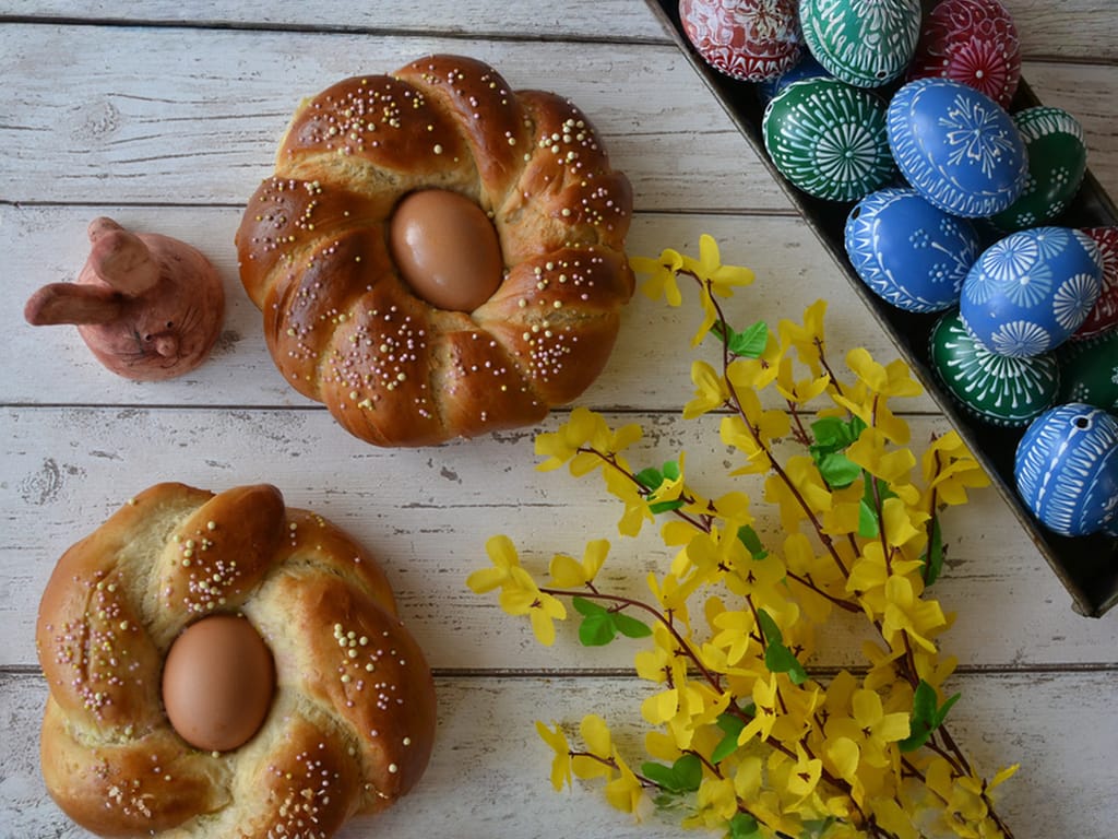 Velikonoční věnec s barevnými vajíčky