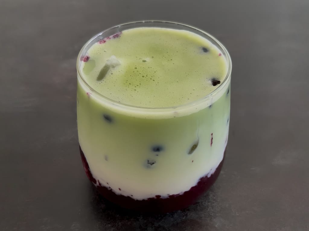 Borůvkové matcha latté