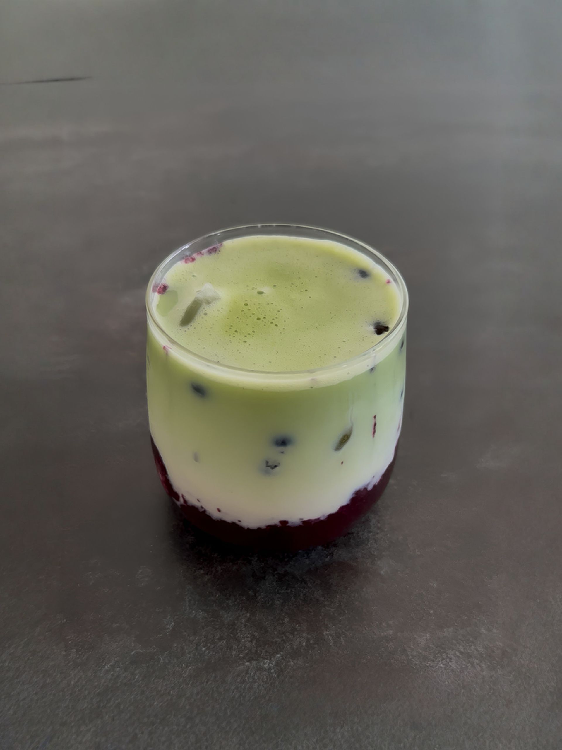 Osvěžující matcha latte s borůvkami