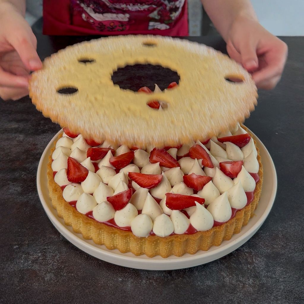 Upeč si jahodový tart se sušenkovou korunou