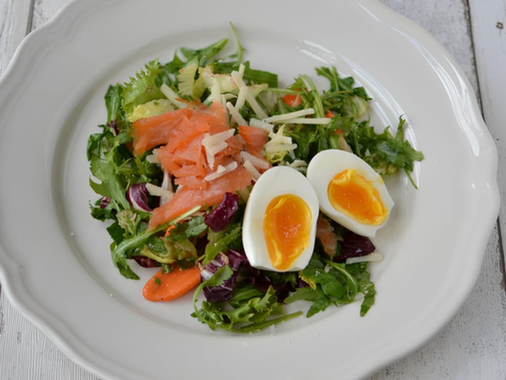 Summer Recipe: Leafy Salad with Salmon and Eggs