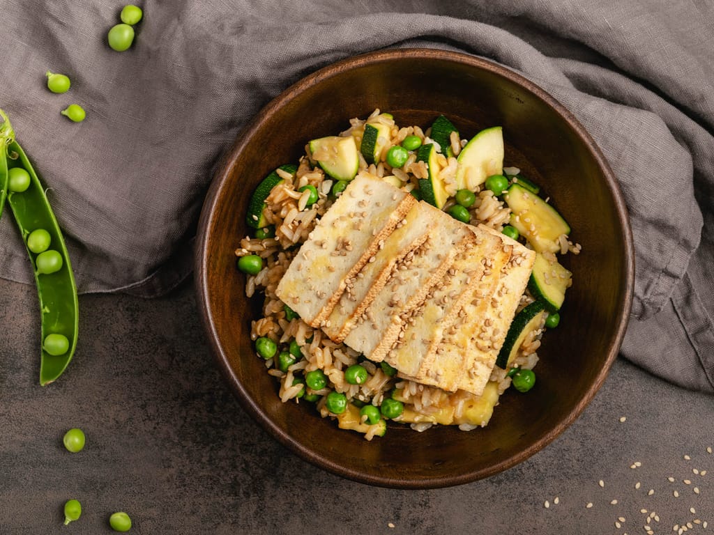 Rizoto s tofu, hráškem a cuketou
