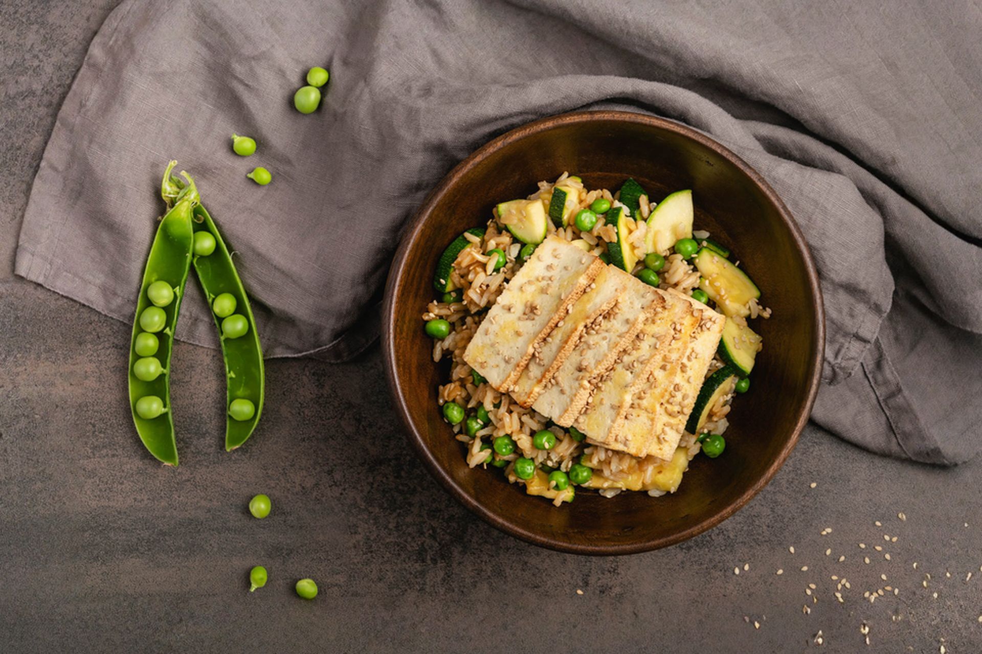 Veganské rizoto s tofu, hráškem a cuketou