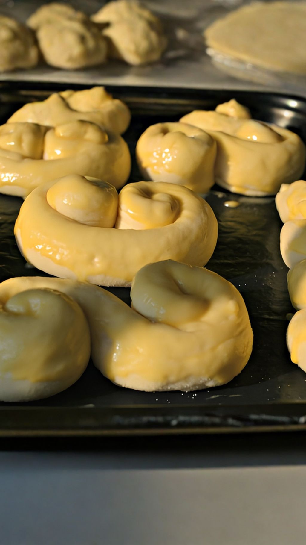 Potřeme žloutkem a pečeme