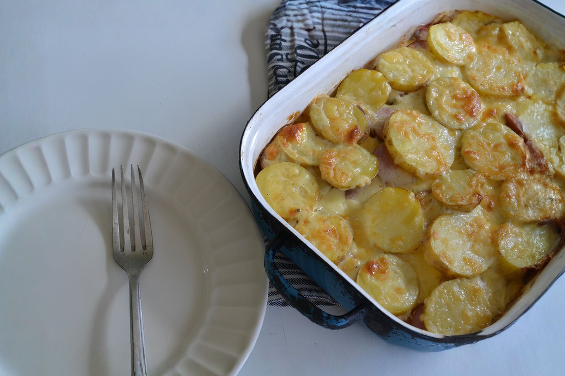 Zapečené brambory se sýrem – klasický domácí recept
