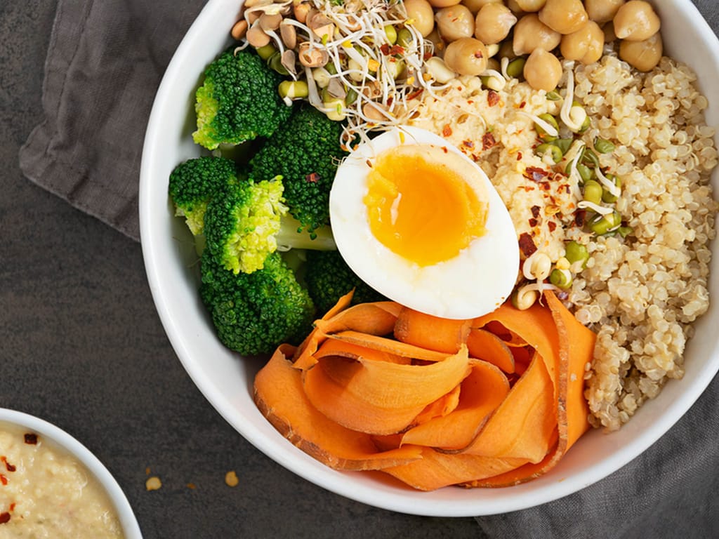 Buddha bowl z quinoy s vejcem, cizrnou a zeleninou