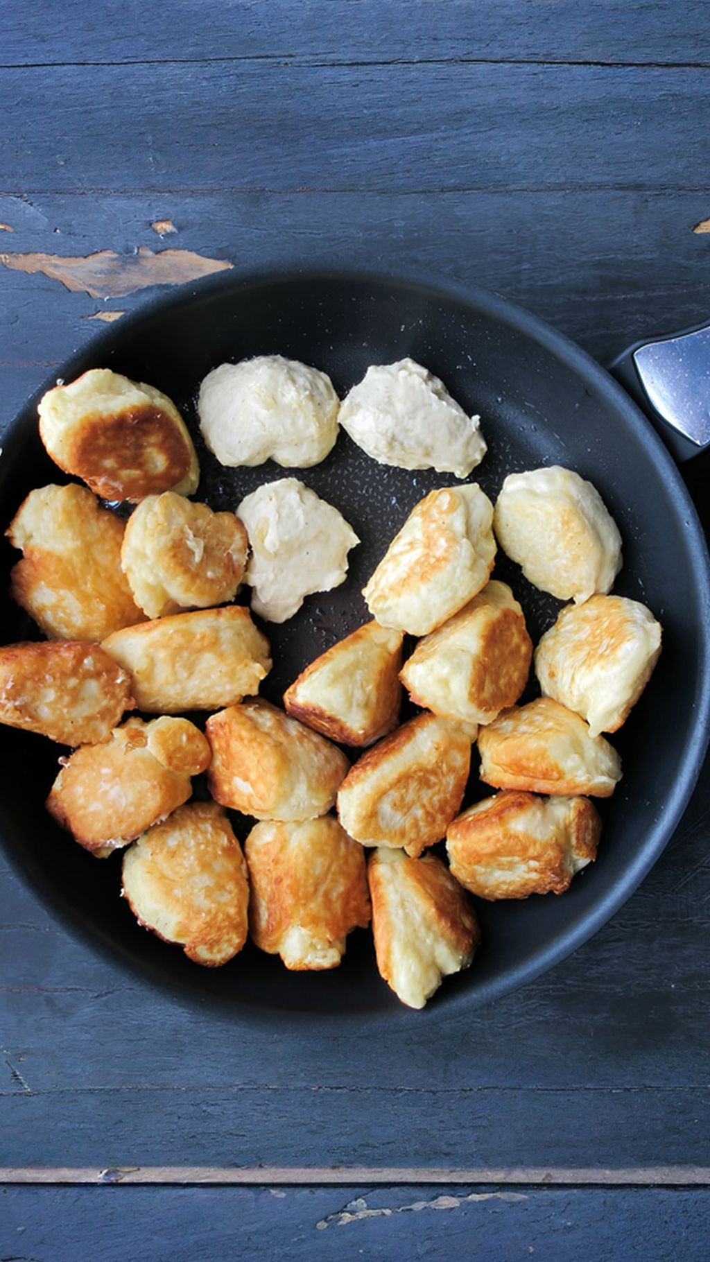 Tvarujte koblížky a smažte
