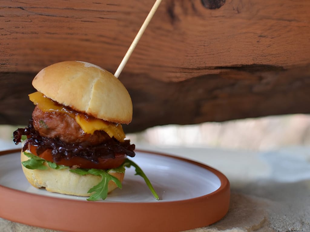 Skvělé domácí hamburgery s čedarem a cibulí