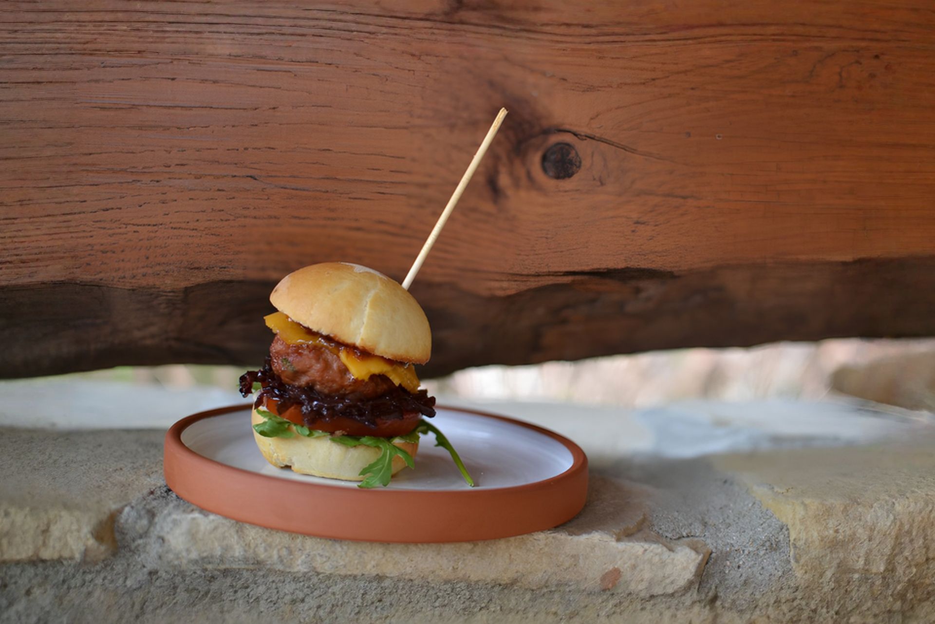 Domácí burgery s cheddarem a karamelizovanou cibulí