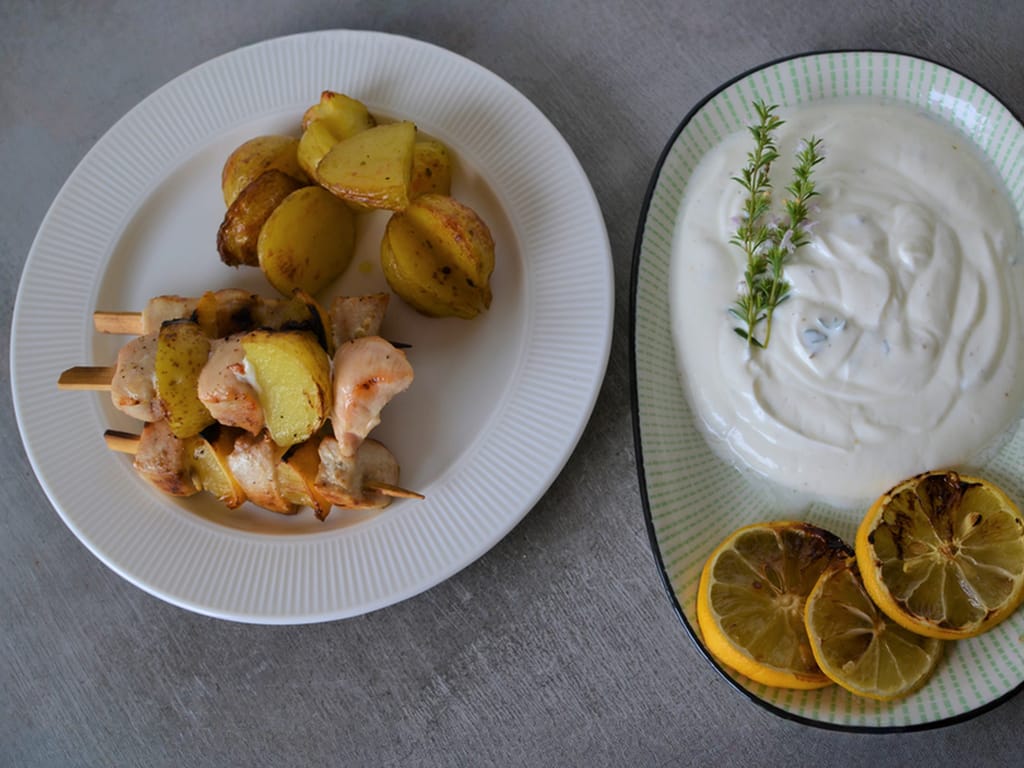 Grilované špízy s citronem a citronovým jogurtem
