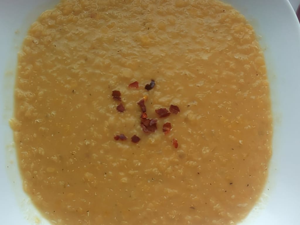 Polévka z červené čočky s kokosovým mlékem a chilli