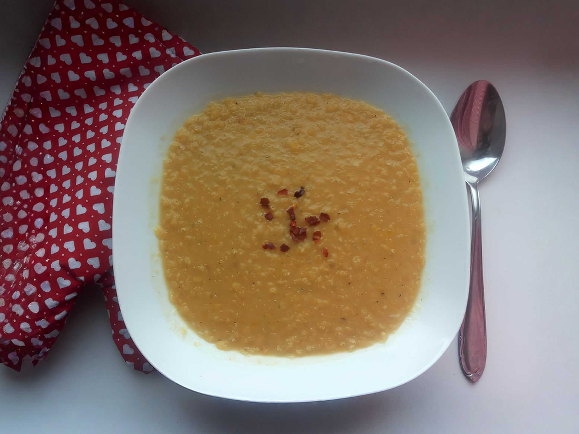 Krémová polévka z červené čočky s kokosovým mlékem a chilli