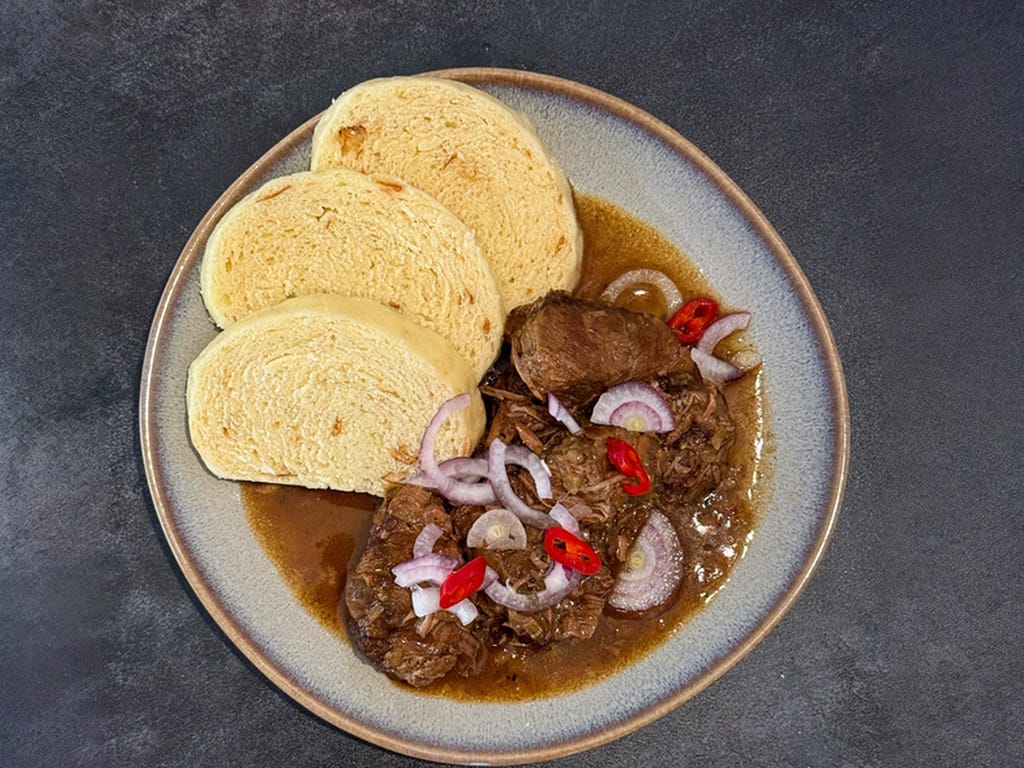 Klasický guláš (hovězí) s chilli a houskovým knedlíkem