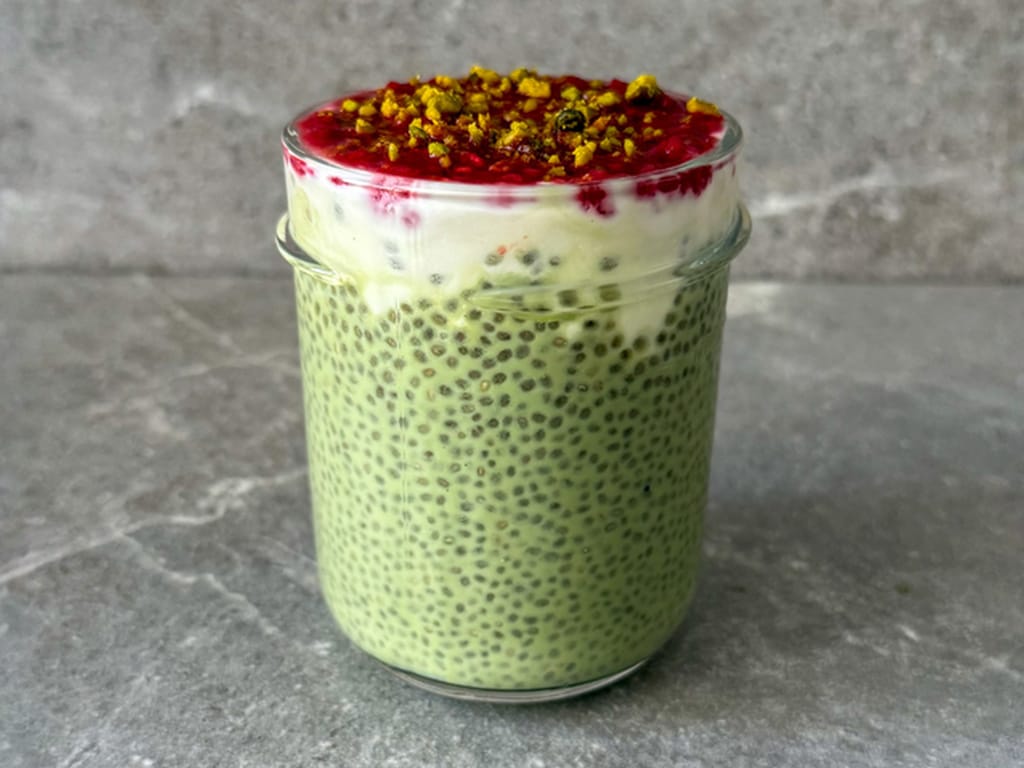 Matcha chia pudink s malinami a jogurtem