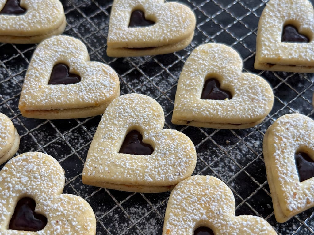 Klasické linecké cukroví s rybízovou marmeládou