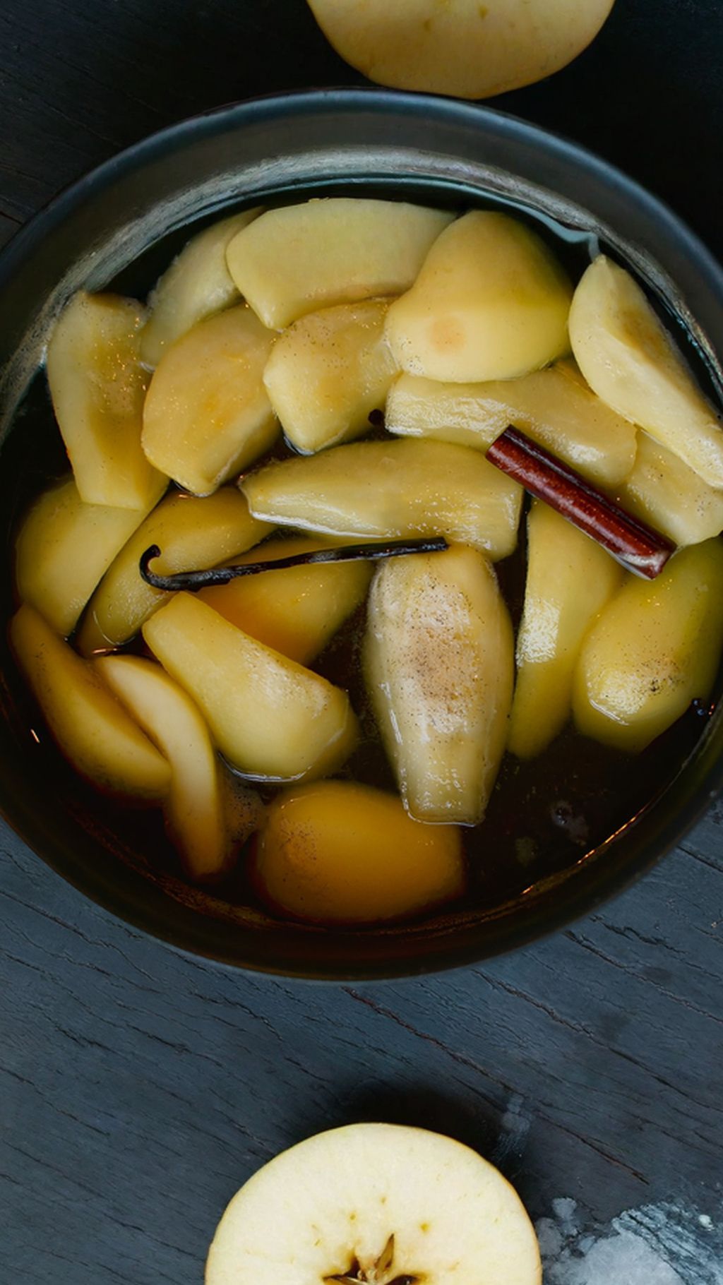 Oloupejte hrušky a připravte rozvar