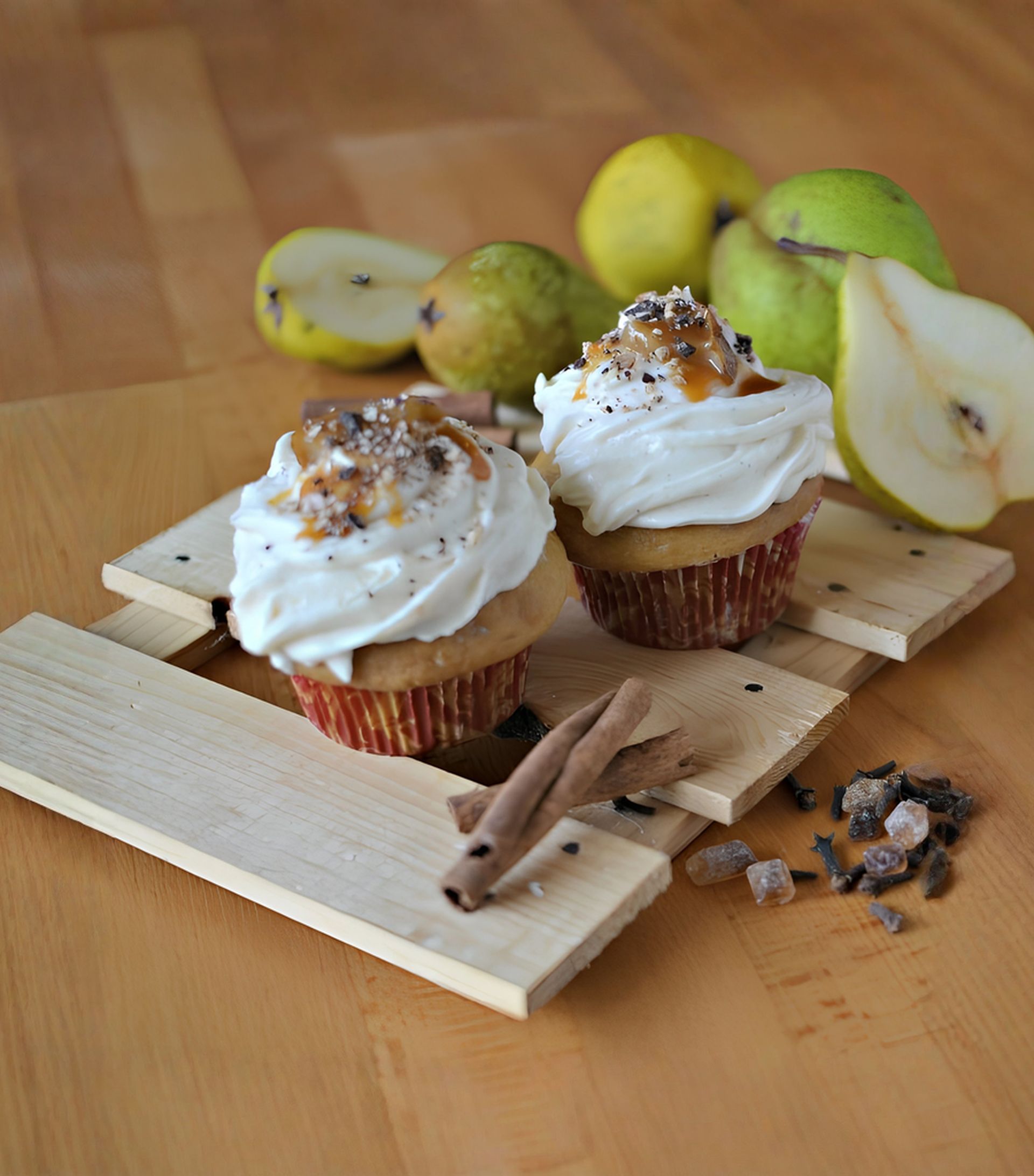 Cupcakes s pečenými hruškami a skořicí