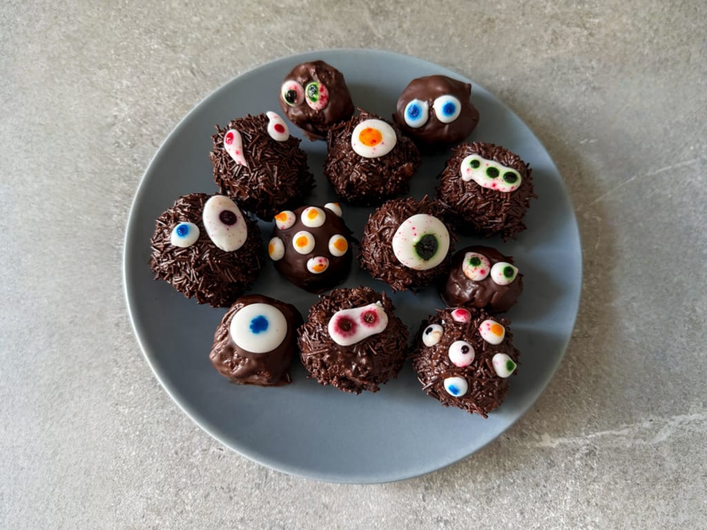 Čokoládové brownie kuličky jako příšerky