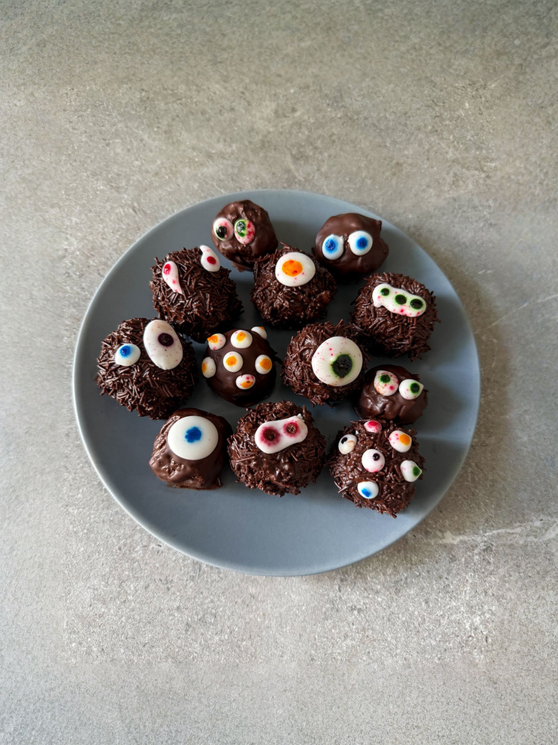 Strašidelné brownie kuličky – halloweenští mlsní mozíci