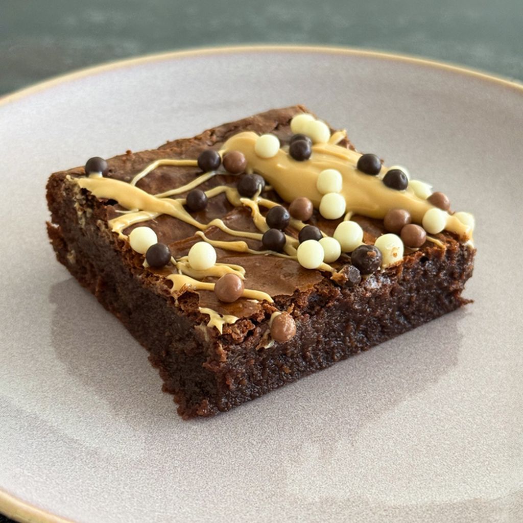 Upeč si fudgy brownie s popraskanou krustou a arašídovou polevou