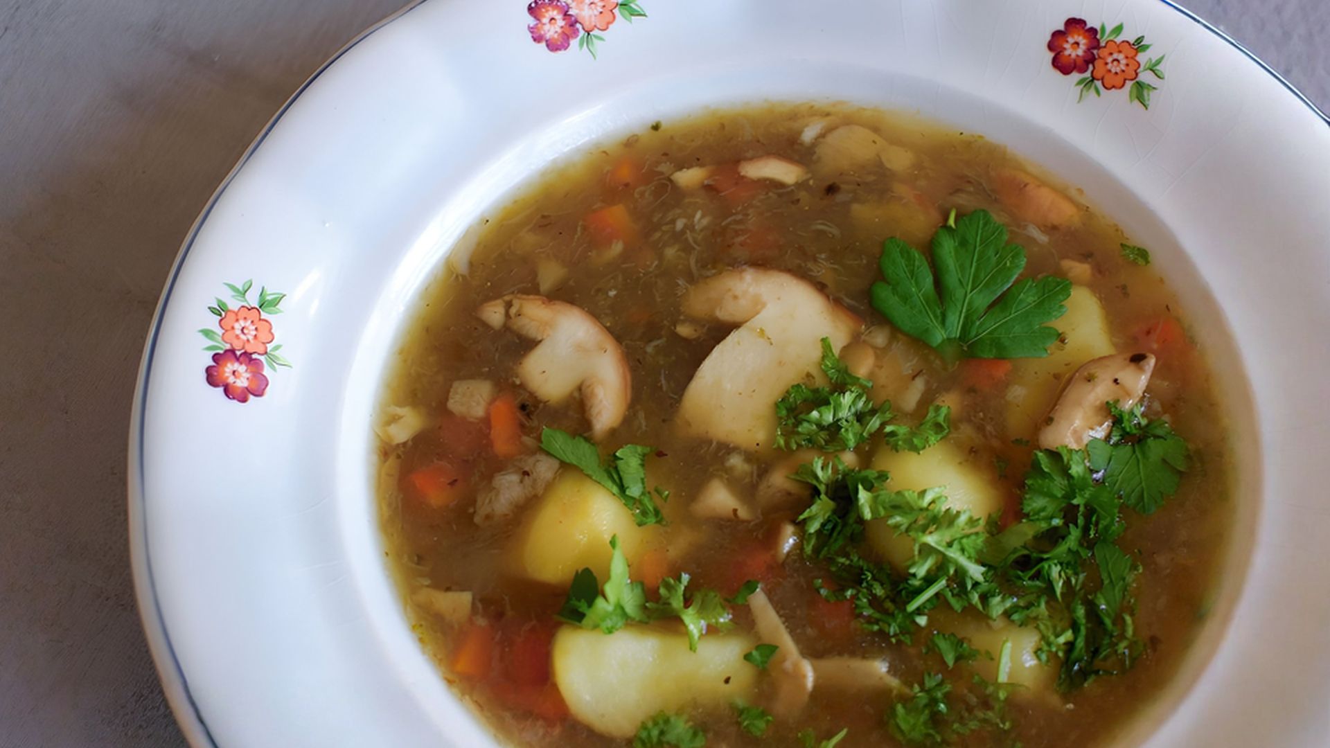 Bramboračka s houbami – klasická česká polévka