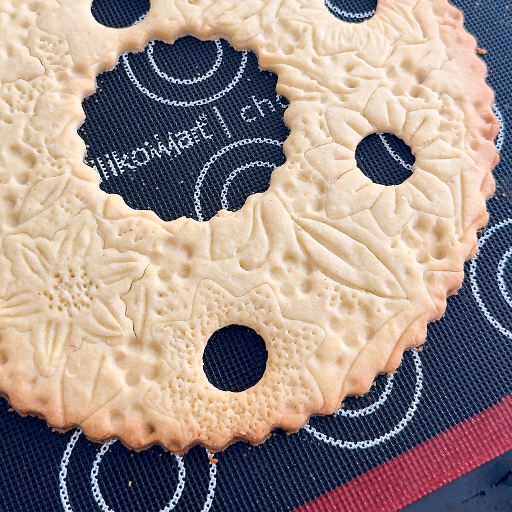 Upeč si jahodový tart se sušenkovou korunou