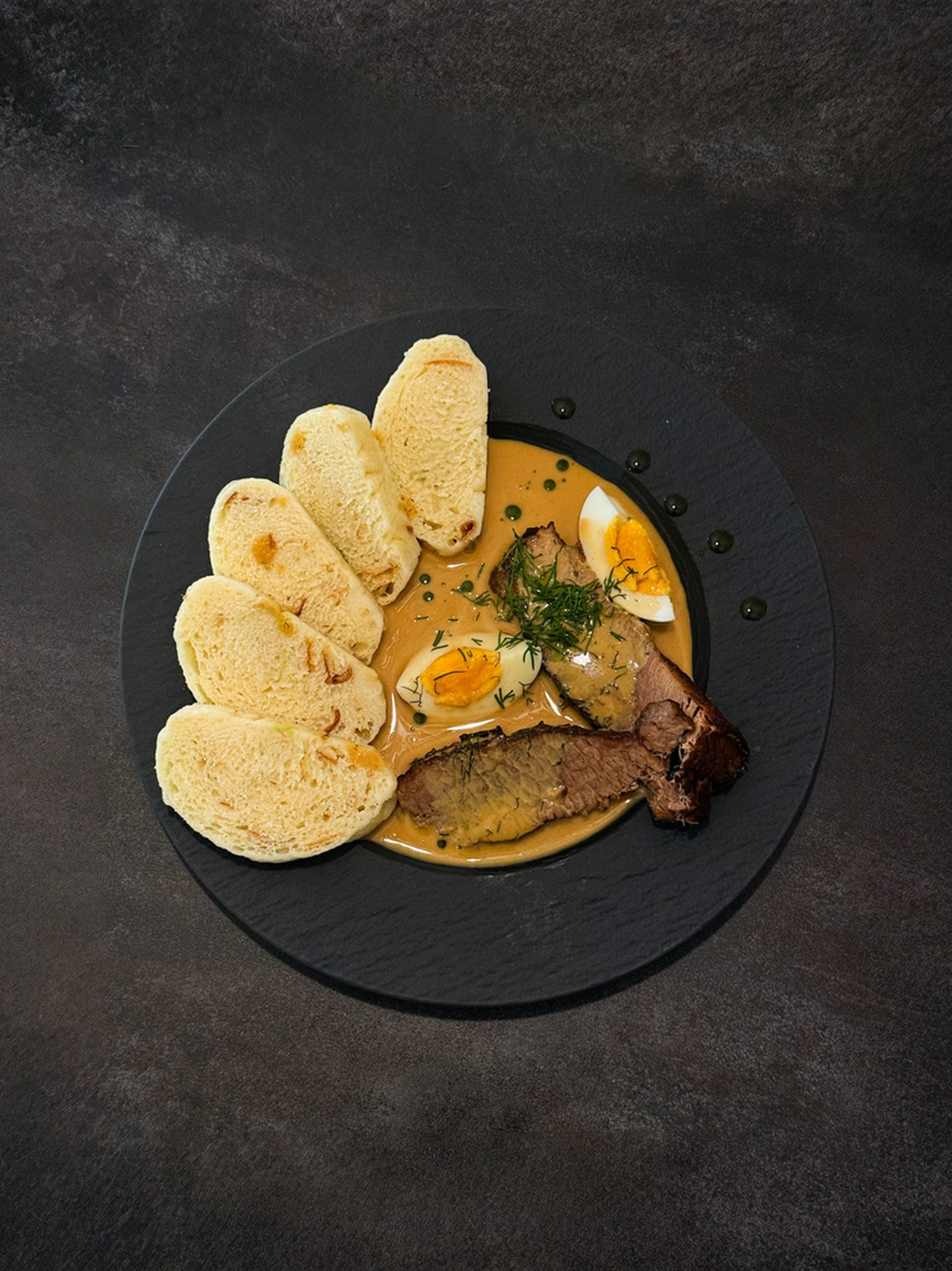 Koprová omáčka s pomalu pečeným hovězím – moderní recept