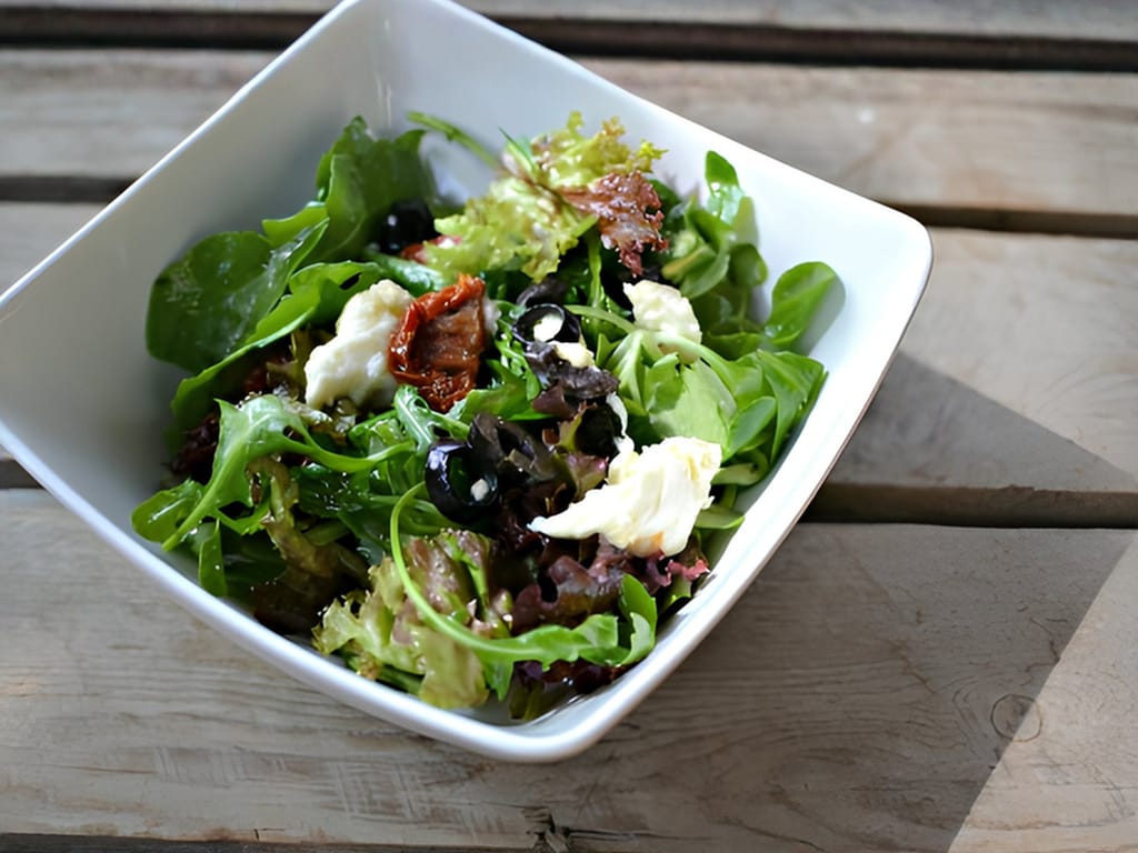 Leafy Green Salad with Olives and Sun-Dried Tomatoes