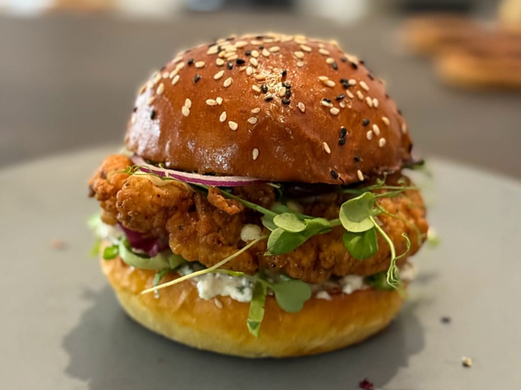 Křupavý kuřecí burger v domácí bulce