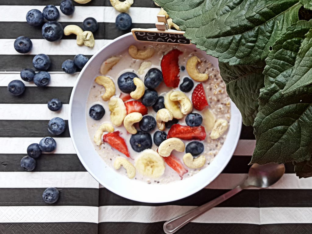 Ovesná kaše s ovocem, kešu a chia semínky