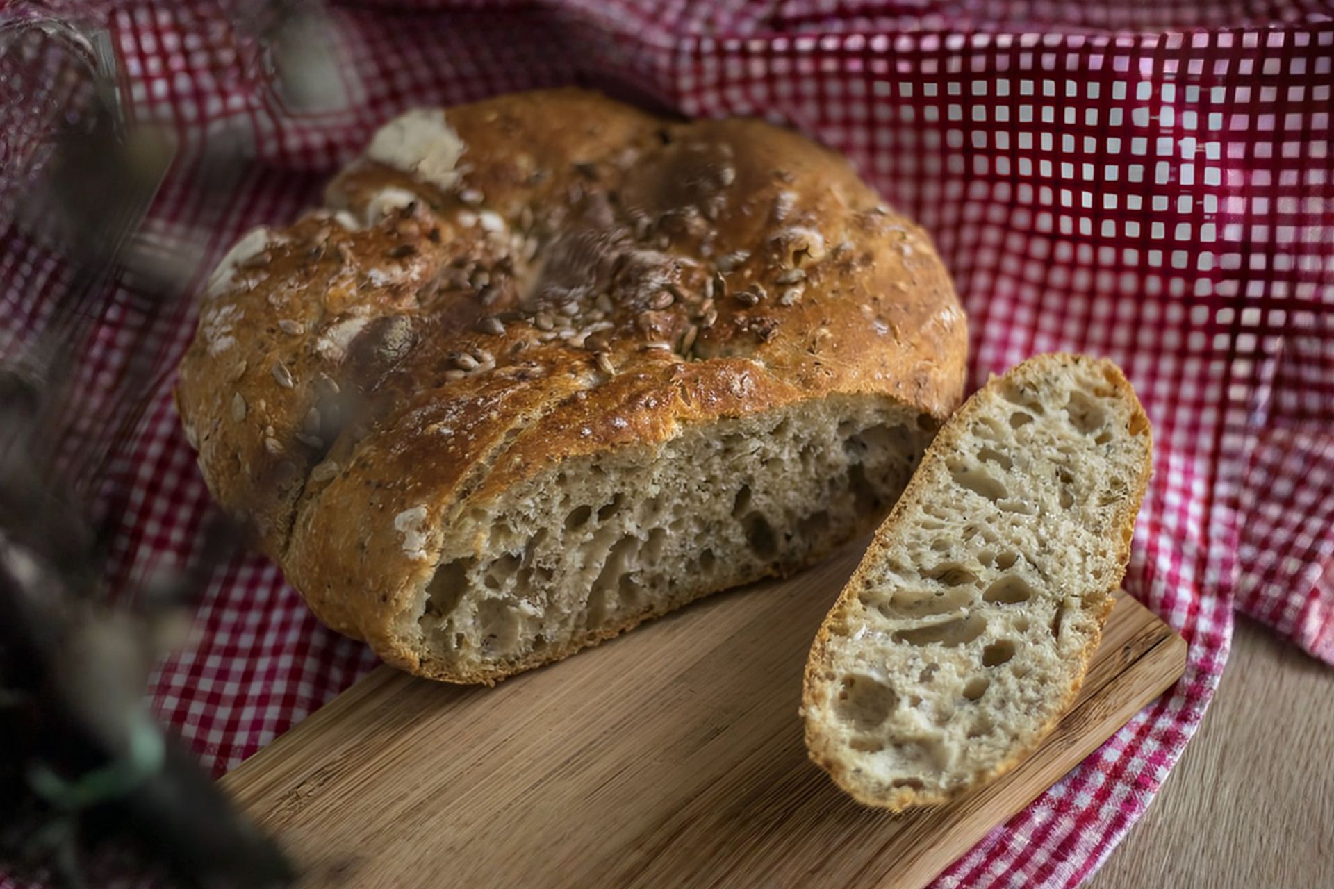 Domácí chleba s křupavou kůrkou