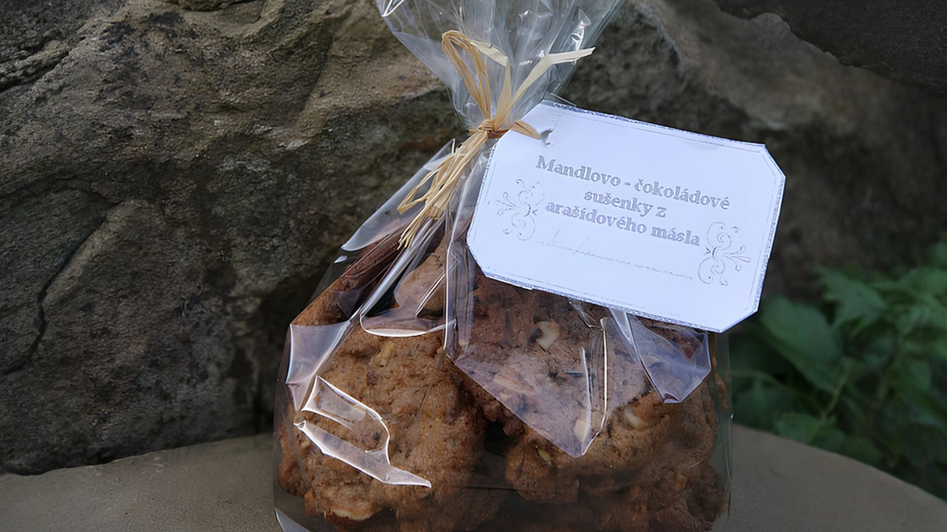 Křupavé arašídové sušenky s mandlemi a čokoládou