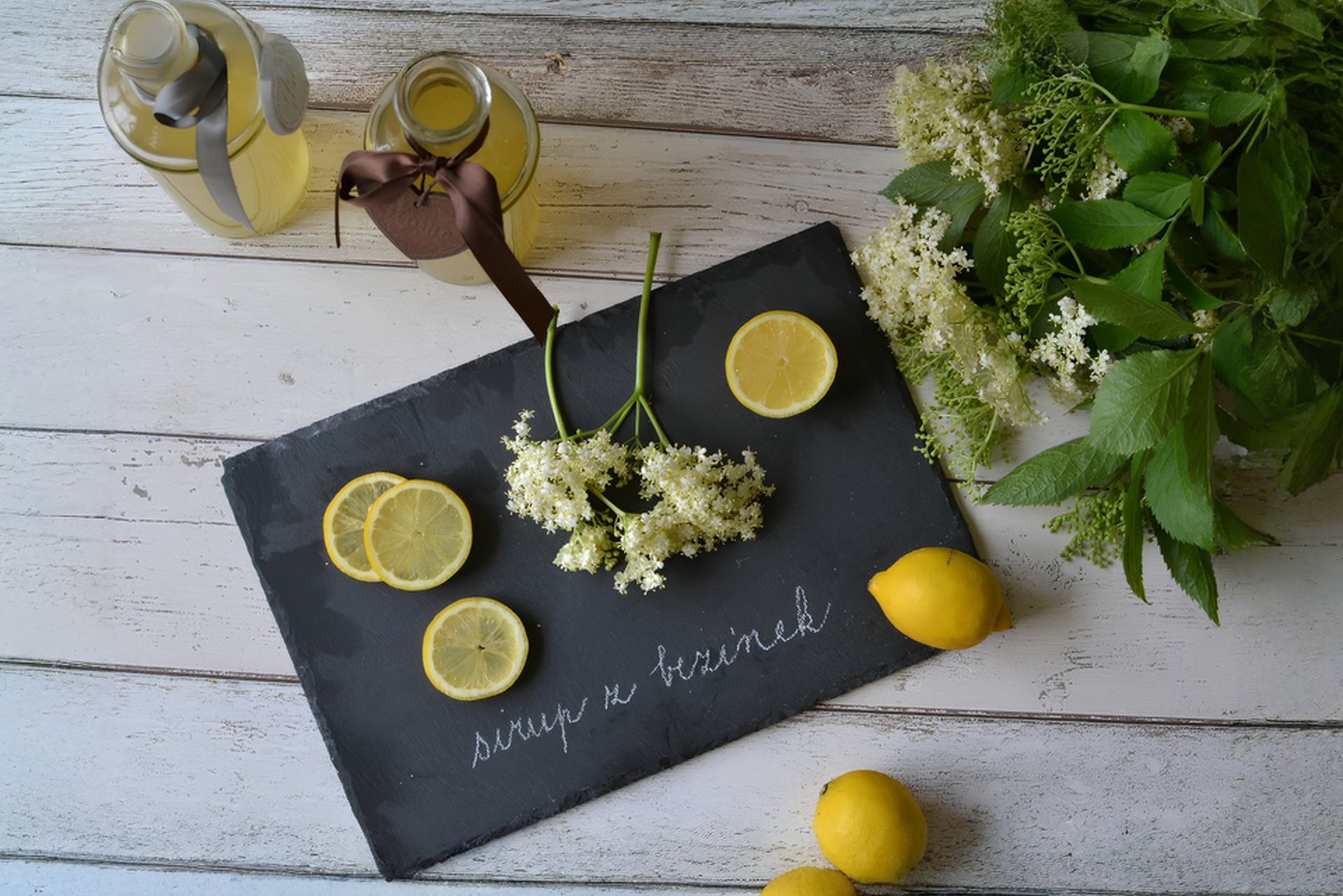Domácí bezinkový sirup – recept na osvěžující letní pití