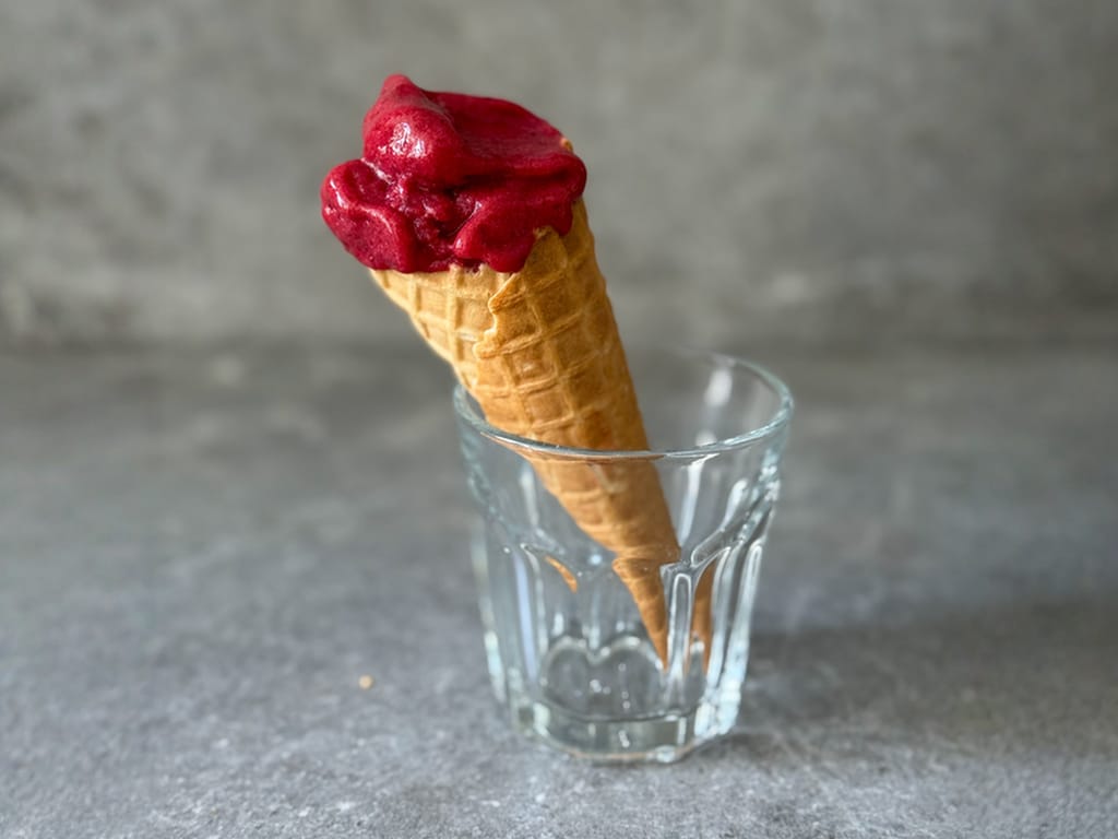 Domácí švestkový sorbet s kardamomem a brandy