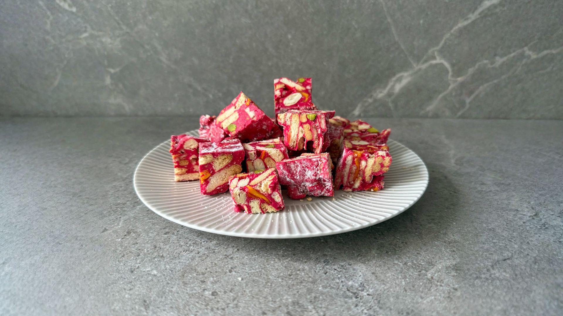 Nepečené sněhové řezy s marshmallow a ořechy