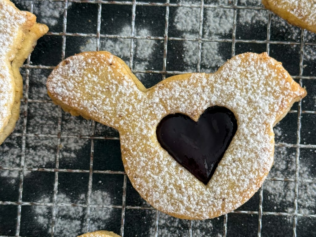Ořechové linecké s rybízovou marmeládou