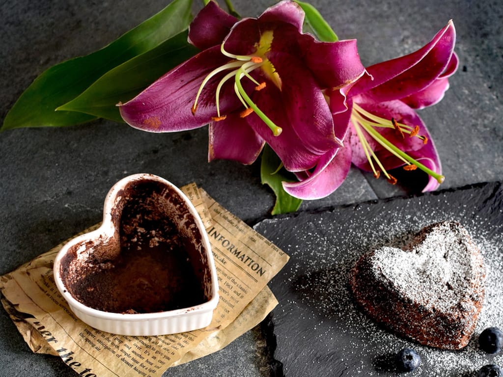 Čokoládový fondant s ovocem a šlehačkou