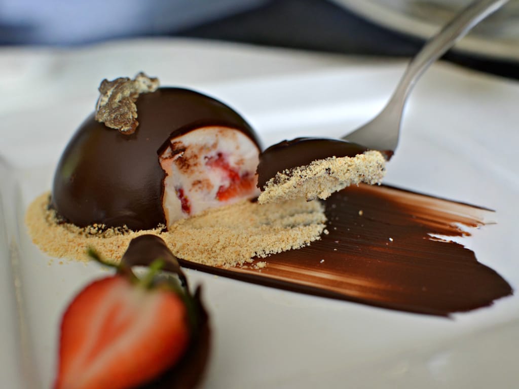 Jahodová panna cotta s čokoládou a mátovým želé