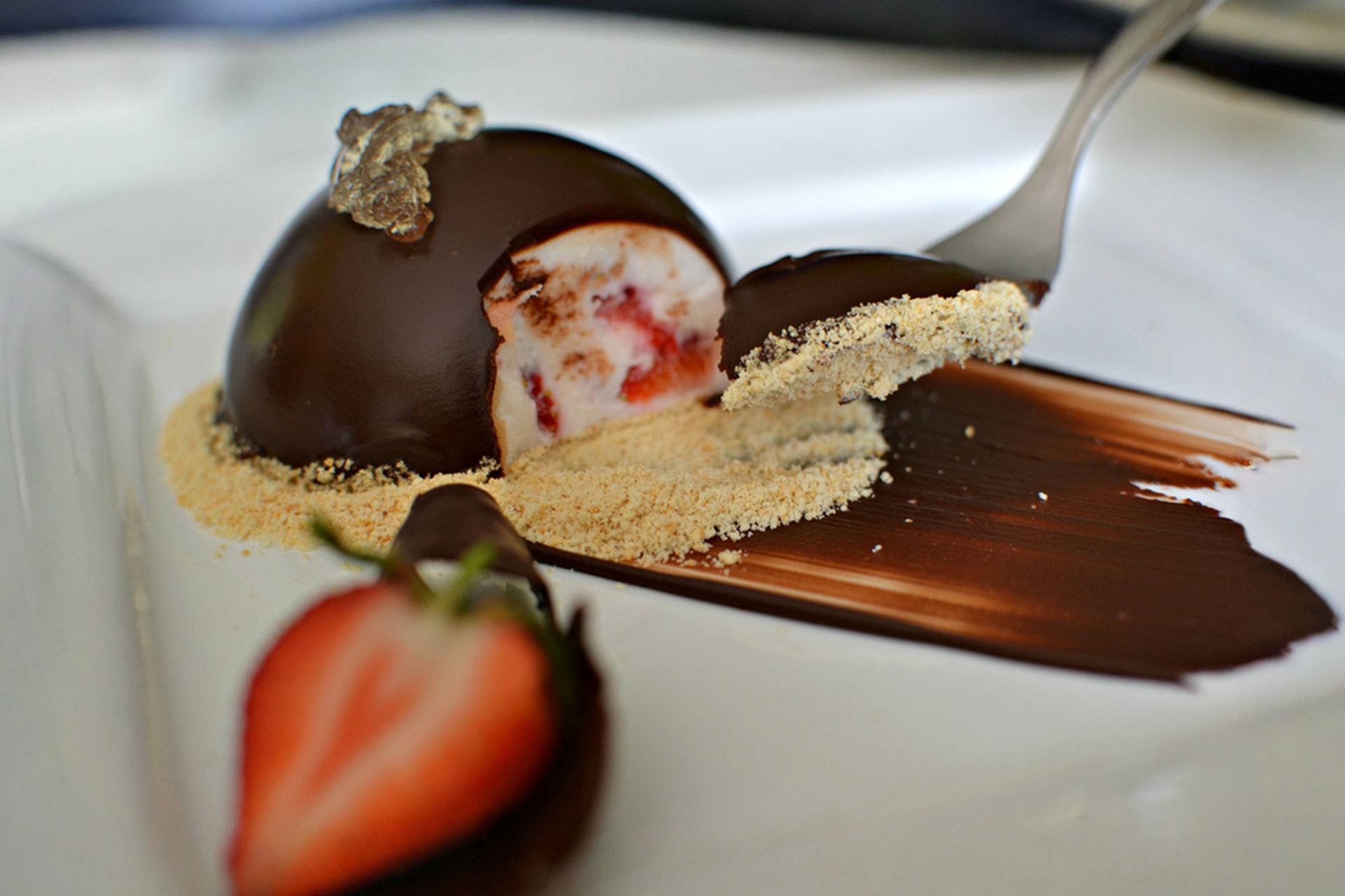 Jahodová panna cotta v čokoládě s mátovým želé