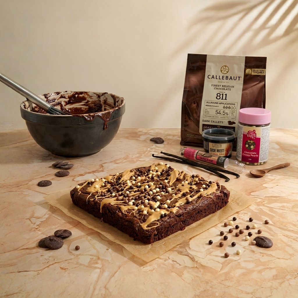 Upeč si fudgy brownie s popraskanou krustou a arašídovou polevou