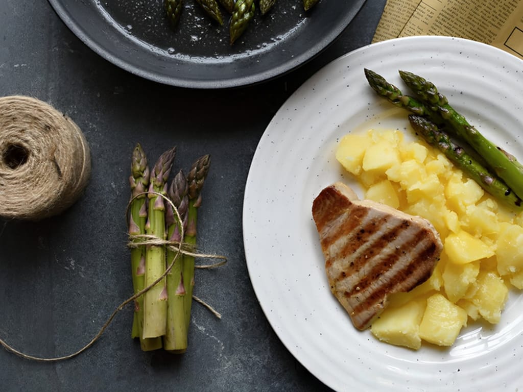 Tuňákový steak s brambory a zeleným chřestem