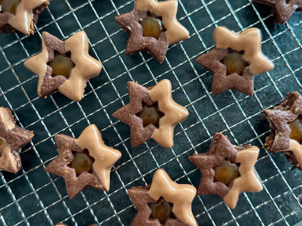 Kakaové linecké s meruňkovou marmeládou a čokoládou